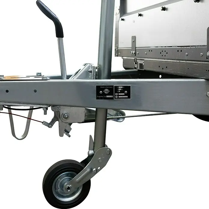 Stema Anhänger BASIC ST 2000-30-15.2 - Nutzlast: 1.575 kg, Doppelachser, Kasteninnenmaß: 301 x 153 x 35 cm, Gebremst - Nahaufnahme eines Stützrads an einem Anhänger, das die Mechanik und Konstruktion des Geräts hervorhebt.