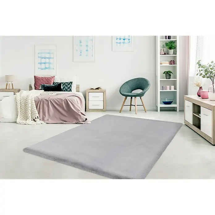 Fellteppich Happy - Silber, 330 x 240 cm, 100 % Polyester (Flor) - Ein grauer Teppich aus Kunstfell liegt in einem hellen Raum. Der Teppich ist rechteckig und hat eine weiche, flauschige Textur.