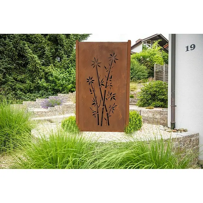 Jabo-Design Sichtschutzelement - 90 x 180 cm, Dekor Bambus, Edelrost - Rostfarbener Sichtschutz mit Bambusmuster in einem gepflegten Garten.