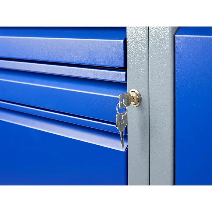 Küpper Profi Modul System Unterschrank Rechtsanschlag - L x B x H: 56 x 55 x 66 cm - Nahaufnahme eines blauen Werkzeugschranks mit Schlüsseln im Schloss, der die Sicherheit und Organisation des Schranks hervorhebt.