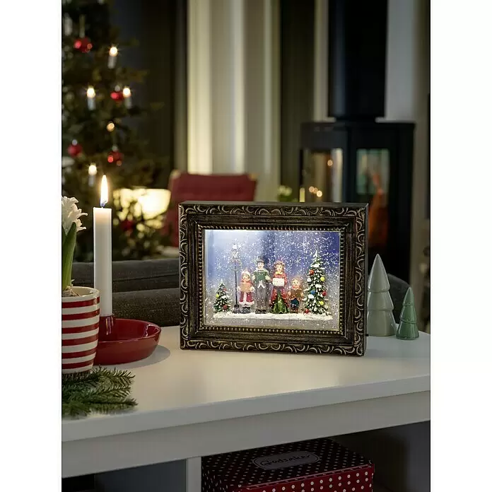 Konstsmide LED-Weihnachtsdekoleuchte Bilderrahmen mit Weihnachtschor - 24,5 x 5,5 x 19,5 cm, Braun, Bunt, Batteriebetrieben, LED - Stimmungsaufnahme