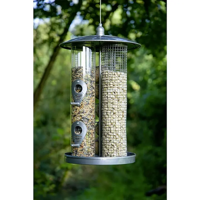 Dobar Futterspender - L x B x H: 21,5 x 21,5 x 36,5 cm, Metall, 3 Futterkammern - Diese Aufnahme zeigt einen hängenden Vogelfutterspender mit zwei Kammern, eine mit Samen und die andere mit Erdnüssen. Der Futterspender ist für Gartenvögel gedacht.