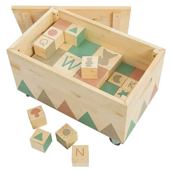Muddy Buddy Spielzeugkiste Treasure Hunter - 50 x 30 x 32 cm, Holz, Natur - Ein Holzkiste mit bunten Buchstaben- und Motivwürfeln, die sowohl lehrreich als auch dekorativ sind. Ideal für Kinderzimmer.