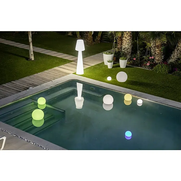 New Garden Design-Außenleuchte Buly 30 - Durchmesser: 30 cm, E27, IP65 - Nächtliche Poolszene mit beleuchteten Kugelleuchten und einer Stehlampe, die eine stimmungsvolle Atmosphäre erzeugen.