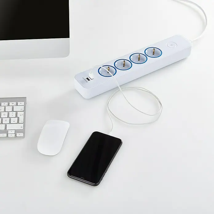 Blaupunkt Steckdosenleiste - 4-fach, 2 USB-Anschlüsse, Weiß, Kabellänge: 2 m, Mit Schalter - Mehrfachsteckdose mit USB-Anschlüssen zum Aufladen von Geräten, neben Computer, Tastatur und Maus auf einem Schreibtisch.
