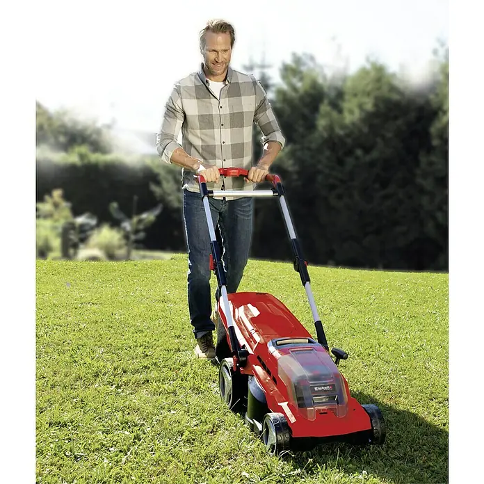 Einhell Power X-Change 18V Akku-Rasenmäher GE-CM 36/37 Li-Solo - 18 V, Ohne Akku, Schnittbreite: 37 cm - Mann mäht Rasen mit rotem Einhell Akku-Rasenmäher im Garten.