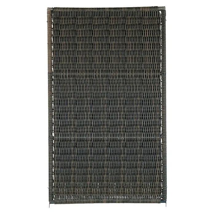 Sichtschutzelement Öland - 90 x 150 cm, Dunkelbraun - Hier ist ein gewebter Wandschirm aus braunem Rattan, der sich perfekt als Raumteiler oder dekoratives Element eignet. Die Flechtarbeit ist detailliert.