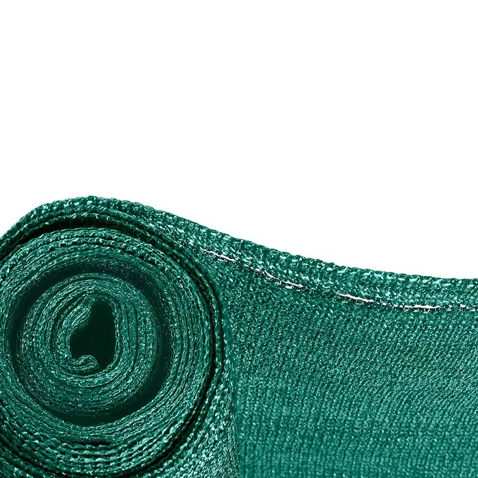 Sichtschutzmatte Classic - 2.500 x 180 cm, Kunststoff, Grün - Nahaufnahme einer aufgerollten, grünen Gartennetzplane, die Schatten spendet und vor Sonne schützt. Ideal für Garten, Terrasse oder Balkon.