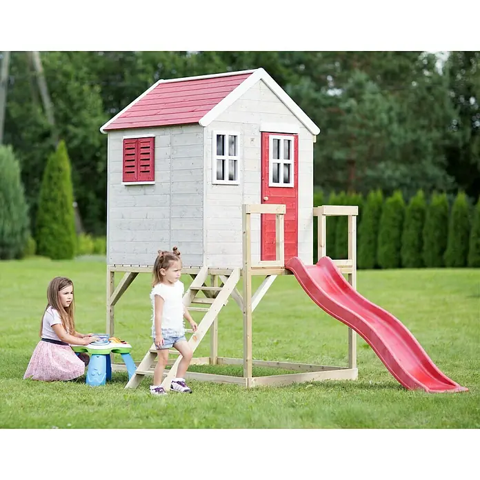 Wendi Toys Spielhaus Tiger - Glas, Natur/Rot - Ein charmantes Spielhaus mit Rutsche und zwei spielenden Kindern im Garten, perfekt für fantasievolle Abenteuer im Freien.