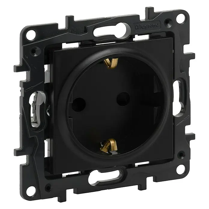 Legrand Niloé Step Enchufe - Antracita, Plástico, Colocar - Una imagen detallada de un enchufe eléctrico negro Legrand con clavija de tierra, listo para su instalación en una pared.
