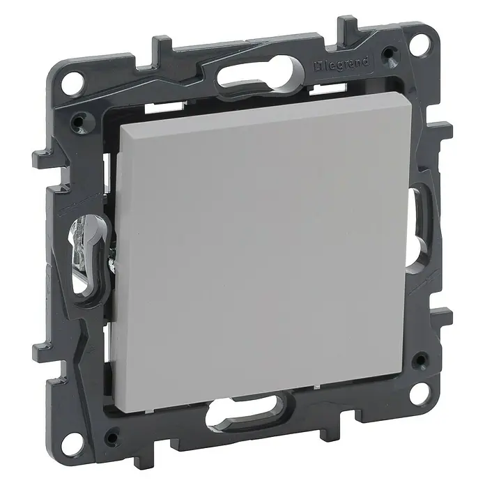 Legrand Niloé Step Conmutador - Aluminio, Colocar, IP44 - Primer plano de un interruptor de luz Legrand gris con marco negro, mostrando su diseño moderno y funcional.