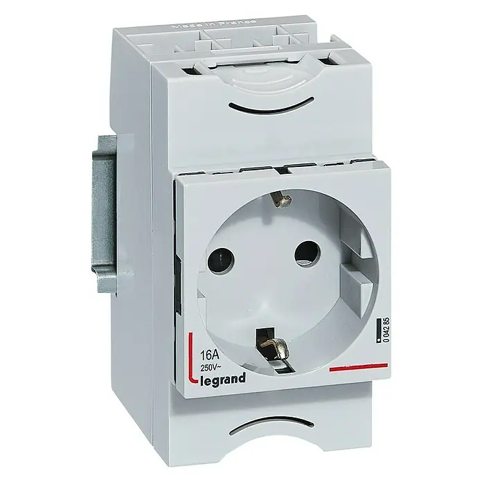 Legrand Toma de corriente para cuadros - Blanco, Plástico - Primer plano de un enchufe Legrand 16A 250V con contacto de protección, diseñado para su instalación en distribuidores.