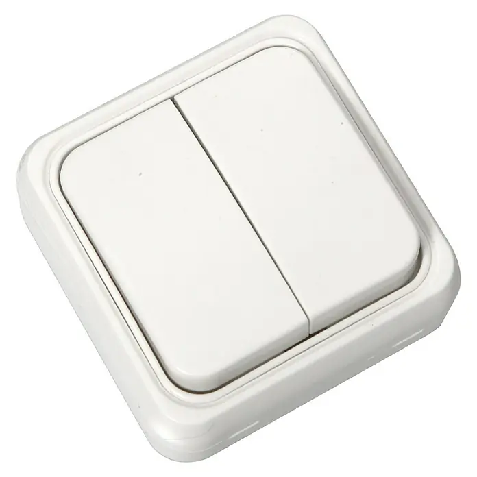Fontini BF-18 Interruptor/Conmutador doble - Blanco, Plástico, Colocar - Un interruptor de luz doble blanco aislado sobre un fondo negro.