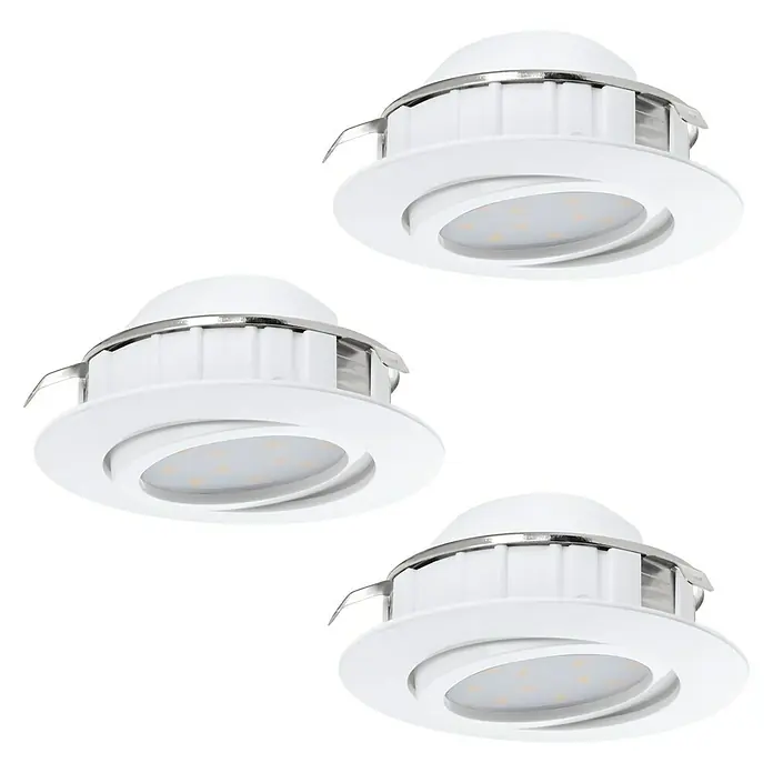 Eglo LED-Einbauleuchten-Set Pineda - 4,9 W, L x B x H: 8,4 x 8,4 x 4 cm, Weiß, 3 Stk., Warmweiß - Drei LED-Deckeneinbaustrahler mit runder, weißer Blende und chromfarbenen Halteklammern vor schwarzem Hintergrund.