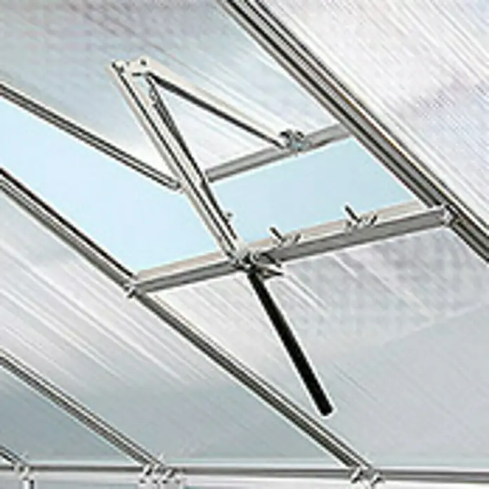 Vitavia Gewächshaus-Lüfter Thermovent - Passend für: Alu- und Holzgewächshäuser - Nahaufnahme eines Gewächshausfensters mit silbernem Rahmen und schwarzer Stange.
