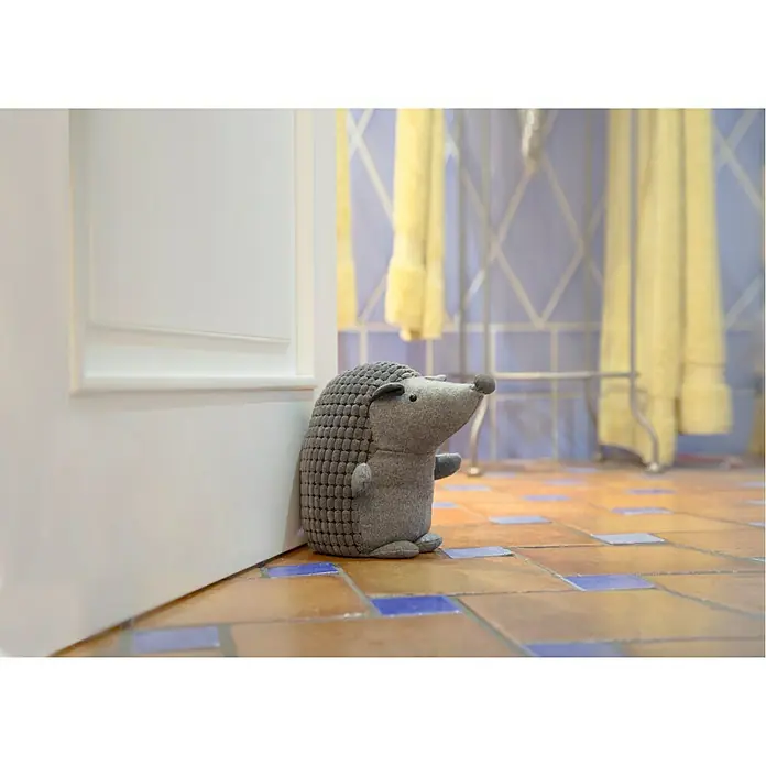 Rei Tope de puerta Erizo - Textil - Tope de puerta en forma de erizo gris, sujetando una puerta abierta, que sirve como elemento decorativo.