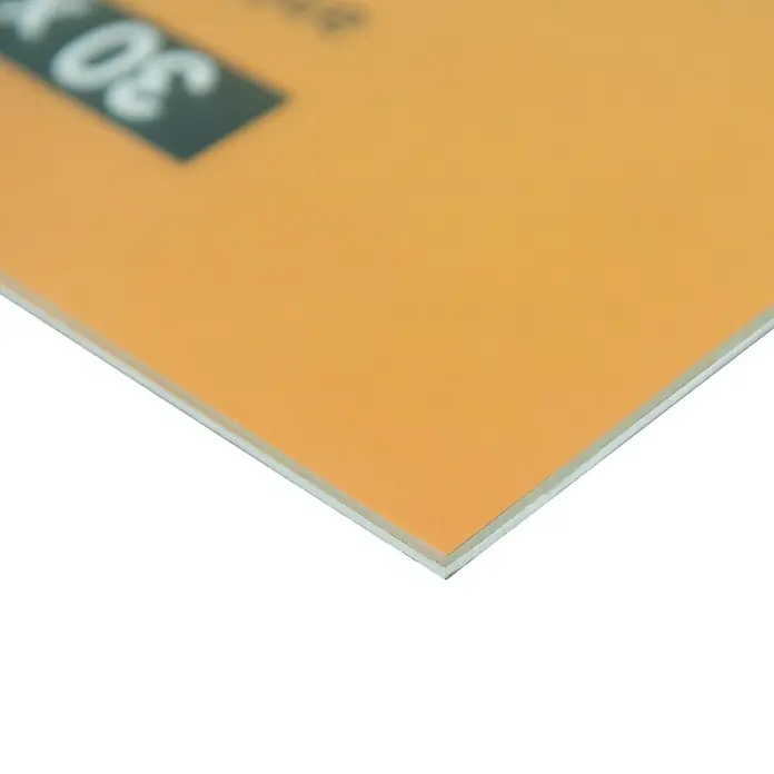 Rahmenloser Bilderrahmen - 50 x 70 cm, Antireflex - Nahaufnahme einer orangefarbenen Schaumstoffplatte mit der Aufschrift "30". Ideal für Bastelarbeiten oder als Präsentationsfläche.