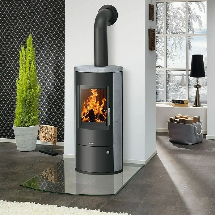 Justus Kaminofen Austin 5 - 5 kW, Raumheizvermögen: 88 m³, Material Verkleidung: Stahl, Schwarz - Stilvoller Kaminofen mit loderndem Feuer, der Wärme und Atmosphäre in jeden Raum bringt. Das moderne Design fügt sich nahtlos ein.