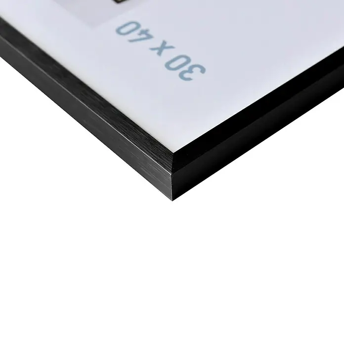 Nielsen Alurahmen C2 - 60 x 80 cm, Schwarz - Nahaufnahme eines schwarzen 30x40 Bilderrahmens, der die elegante Holzstruktur und die präzise Verarbeitung des Rahmens hervorhebt.