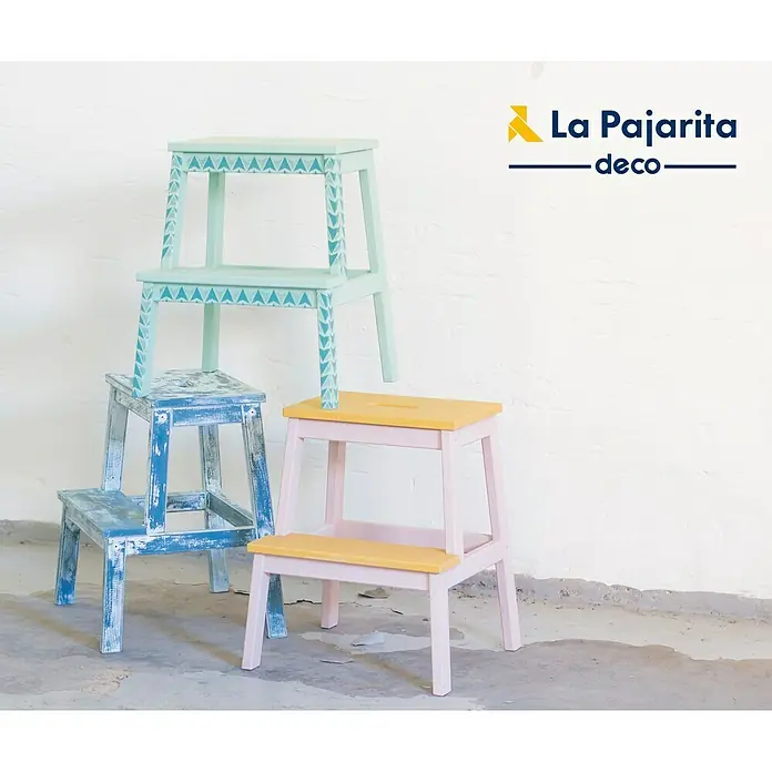 La Pajarita Pintura de tiza Chalk Paint - Vintage, 175 ml, Mate - Tres taburetes decorativos de diferentes colores apilados, un atractivo para cualquier habitación.