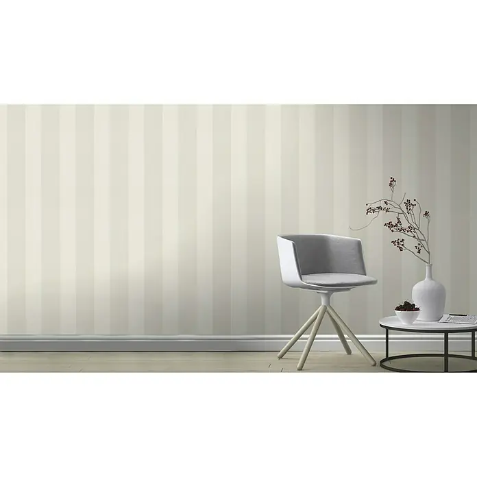 Rasch Tapetenwechsel Vliestapete Streifen - Creme, Streifen, 10,05 x 0,53 m - Das stilvolle Interieur zeigt eine moderne, graue Schalenstuhl auf drei Beinen neben einem kleinen runden Tisch mit Deko vor gestreifter Tapete.