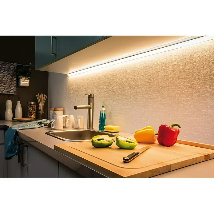 Paulmann MaxLED 1.000 LED-Band Basisset unbeschichtet - Länge: 3 m, Lichtfarbe: Warmweiß, 40 W, 3.300 lm - Küchenspüle mit LED-Beleuchtung, Schneidebrett und bunten Paprika. Die helle Beleuchtung sorgt für optimale Arbeitsbedingungen in der Küche.