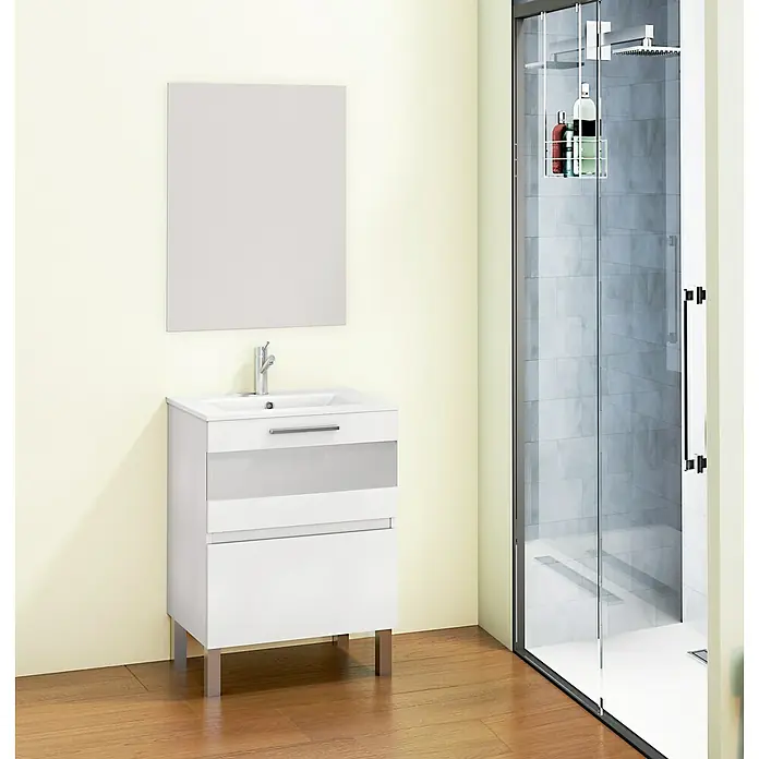 Mueble bajo de lavabo Isa - An x Pr x Al: 60 x 46 x 84 cm, Blanco - Imagen de un baño con un mueble de lavabo blanco con lavabo y un espejo montado en la pared. Al fondo hay una cabina de ducha.