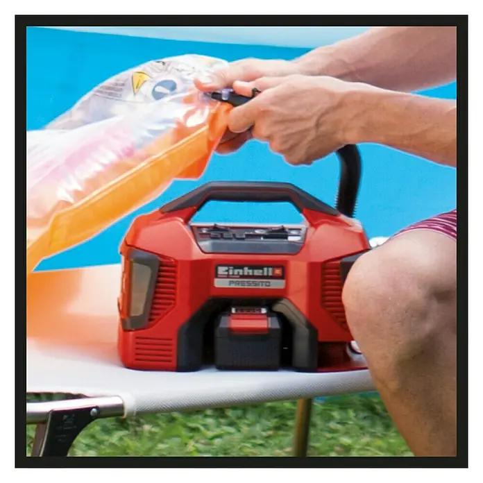 Einhell Power X-Change 18V Hybrid-Kompressor Pressito - Max. Druck: 11 bar, 18 V, Ohne Akku - Die Einhell PRESSITO 18/21 Akku-Luftpumpe beim Aufpumpen eines Schwimmrings. Leistungsstark und kabellos für flexible Einsätze.