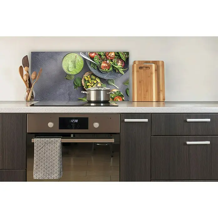 CUCINE Küchenrückwand - Fresh Avocado, 80 x 40 cm, Stärke: 6 mm, Einscheibensicherheitsglas (ESG) - Küchenrückwand mit gesundem Essen-Motiv. Ein Kochtopf steht auf dem Herd. Die Küchenutensilien und Schneidebretter ergänzen das Bild.