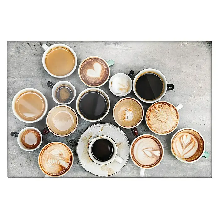 CUCINE Küchenrückwand - Coffee Love, 60 x 40 cm, Stärke: 6 mm, Einscheibensicherheitsglas (ESG) - Eine Draufsicht auf eine Sammlung von Tassen mit verschiedenen Kaffeesorten auf einer grauen Oberfläche. Eine Vielfalt an Kaffeespezialitäten.