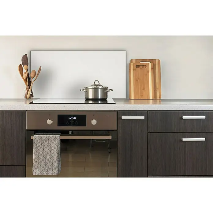 CUCINE Küchenrückwand - Satiniert, 80 x 40 cm, Stärke: 6 mm, Einscheibensicherheitsglas (ESG) - Küchenszene mit Herd, Kochtopf, Geschirrtuch und Holzutensilien auf einer modernen Arbeitsfläche.