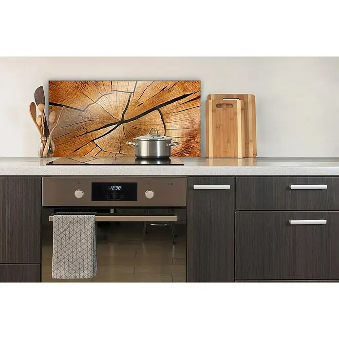 CUCINE Küchenrückwand - Circled Wood, 80 x 40 cm, Stärke: 6 mm, Einscheibensicherheitsglas (ESG) - Das Foto zeigt eine Küchenrückwand mit einem Holzmuster und einer Spüle davor, die eine warme und natürliche Atmosphäre schafft.