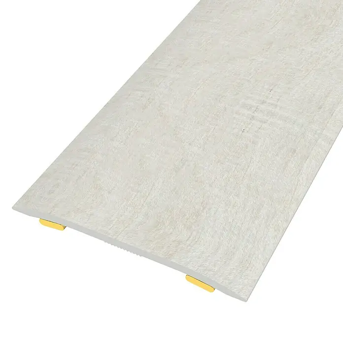 Baglinox Junta de transición Plata - L3 - 90 cm x 38 mm, Pegado - Primer plano de una baldosa de suelo de vinilo clara con clips de fijación amarillos, que muestra un diseño moderno y elegante.