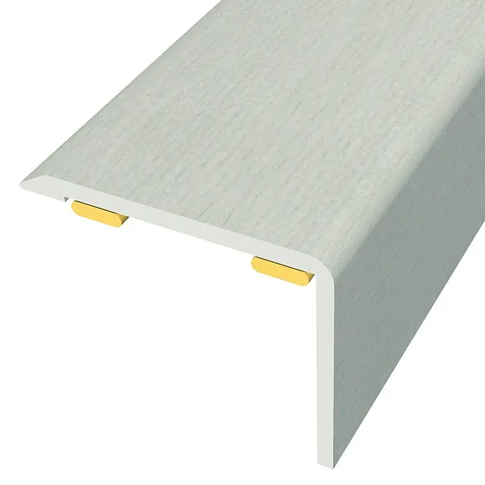 Baglinox Perfil angular Roble - D6 - 135 cm x 25 mm x 20 mm, Pegado - Primer plano de un borde de escalera gris con dos fijaciones doradas, un detalle elegante y seguro para cualquier escalera.