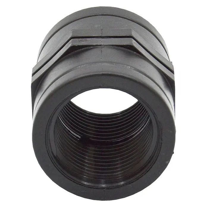 Manguito H-H - ¾″, Plástico - Primer plano de un adaptador hembra de PVC negro con rosca, ideal para aplicaciones de plomería, aislado sobre blanco.