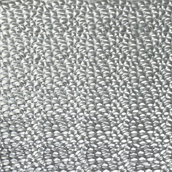 Alberts Chapa martillada - L x An: 1.000 x 200 mm, Espesor: 0,5 mm, Martillado - Primer plano de una superficie texturizada de tono plateado, que muestra un patrón repetido de formas ovaladas en relieve.