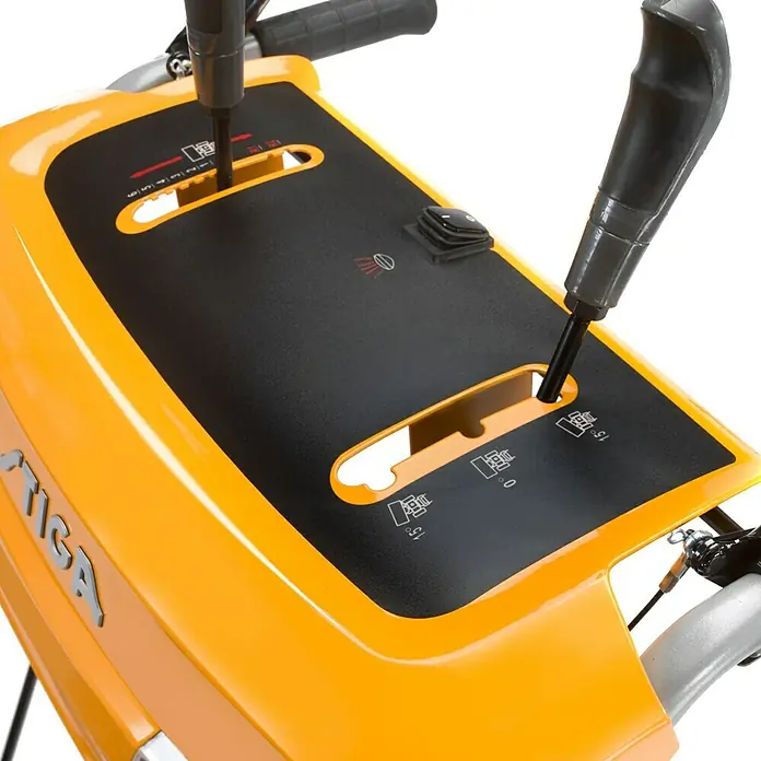 Stiga Kehrmaschine SWS 800 GE - 4,4 kW, Arbeitsbreite: 80 cm - Nahaufnahme der Bedienelemente einer gelben STIGA Schneefräse.