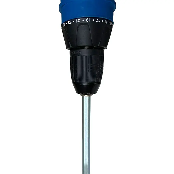 Berg Wendelrührer WR 85 S - Mischvolumen: 15 l - 20 l, HEX8, Mit Schutzring - Nahaufnahme einer Bohrmaschine mit eingesetztem Sechskant-Bohrer, ideal für Heimwerker- und Bauprojekte.