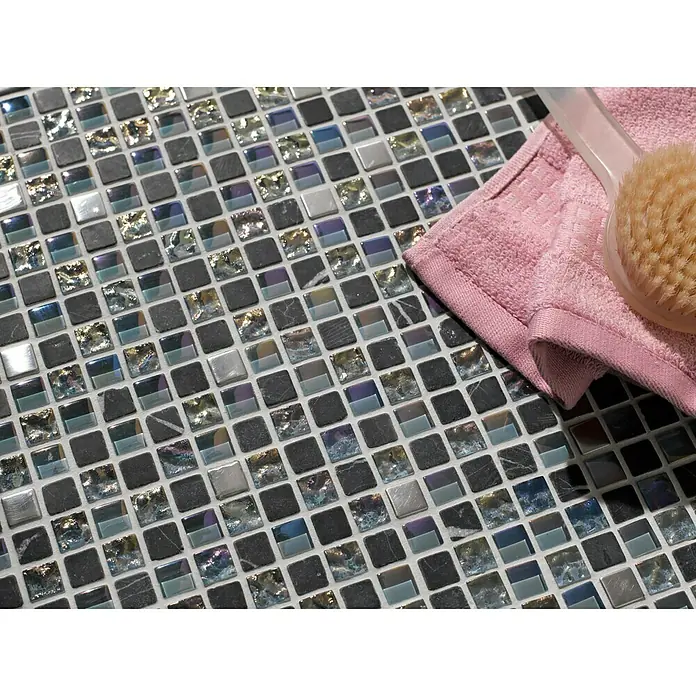 Mosaikfliese Crystal Mix XCM M840 - 30,5 x 32,2 cm, Grau, Glänzend - Nahaufnahme von grauen Mosaikfliesen mit einem rosa Handtuch und einer Bürste.