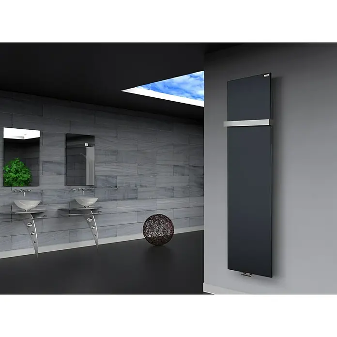 Szagato Designheizkörper Manhattan 3 - B x H: 470 x 1.800 mm, Anthrazit, Mit 1 Handtuchhalter (50 mm) - Elegantes Badezimmer mit modernem, vertikalem Heizkörper mit Handtuchhalter in Schwarz, der Wärme und Stil vereint.