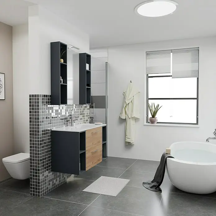 Camargue Espacio Badmöbel-Set i76 - 100 cm, Doce - Ein Badezimmer-Interieur mit einem stilvollen Waschtisch in Schwarz und Holz, ergänzt durch passende Regale und Fliesen.