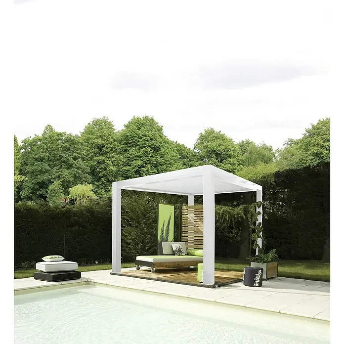 Wismar-NFI Pergola Bio - B x T: 400,3 x 400 cm, Weiß/Weiß, Aluminium - Moderne weiße Pergola mit Sitzbereich am Pool, umgeben von grüner Natur. Ideal für entspannte Stunden im Freien.