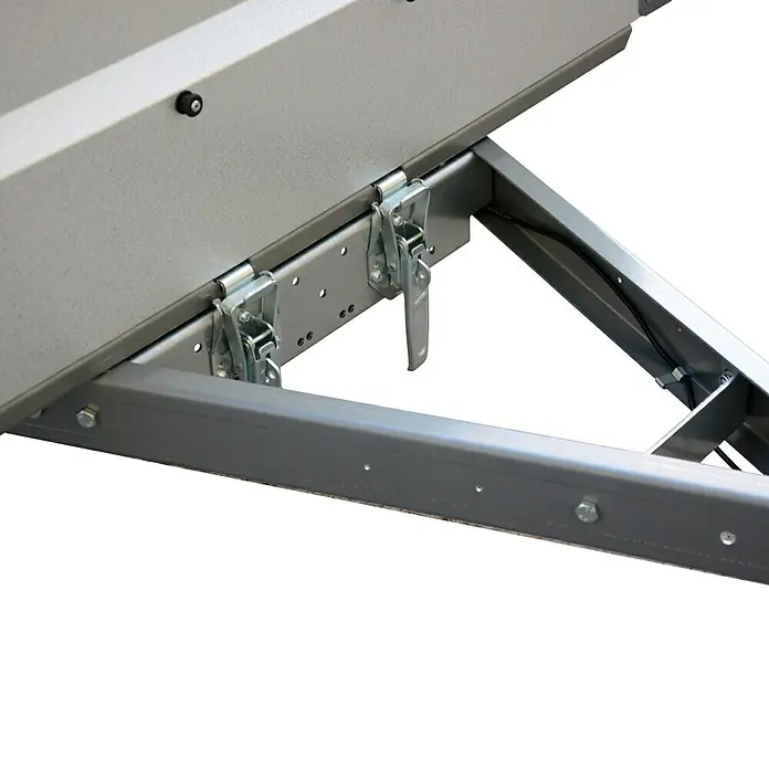 Stema Anhänger BASIC 750 Kippdeichsel - Nutzlast: 615 kg, Einachser, 201 x 108 x 33 cm, Ungebremst - Nahaufnahme von einem silbernen Anhängerchassis mit Verriegelungsmechanismus, der die Stabilität und Sicherheit des Aufbaus gewährleistet.