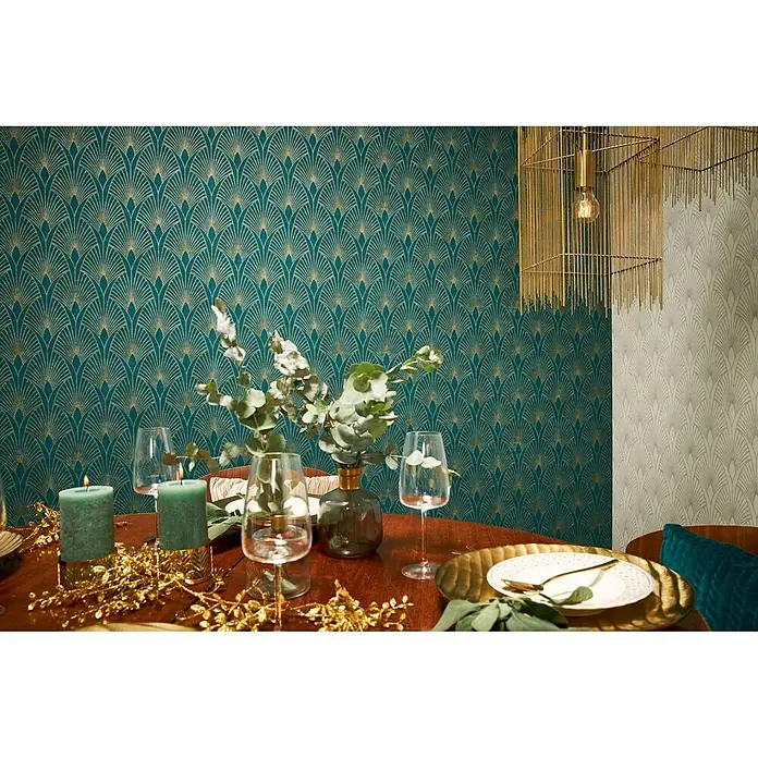 A.S. Création New Walls Vliestapete Art Deco - Grün/Gold, Grafisch, 10,05 x 0,53 m - Ein festlich gedeckter Tisch mit Kerzen, Gläsern und goldenen Akzenten vor einer eleganten Tapete.