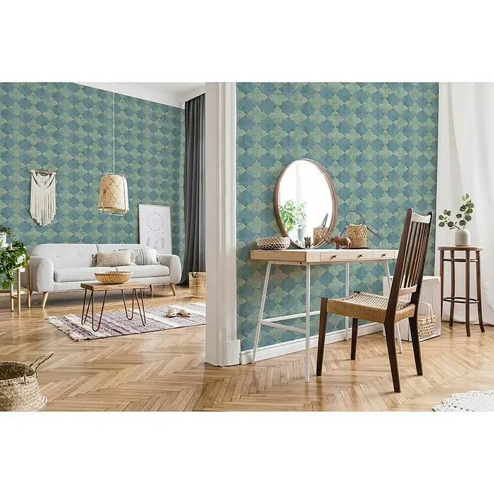 A.S. Création New Walls Vliestapete Stern Fliese - Türkis, Fliesenoptik, 10,05 x 0,53 m - Ein elegantes Wohnzimmer mit einer stilvollen Couch und einem auffälligen geometrischen Wandmuster.