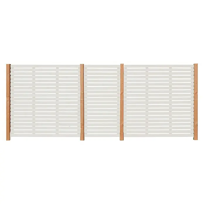 Noblewood Holzpfosten - L x B x H: 195 x 9 x 9 cm, Lärche - Bild einer weißen Holzzaunverkleidung mit horizontalen Latten und braunen Pfosten, ideal für den Garten- oder Terrassenschutz.