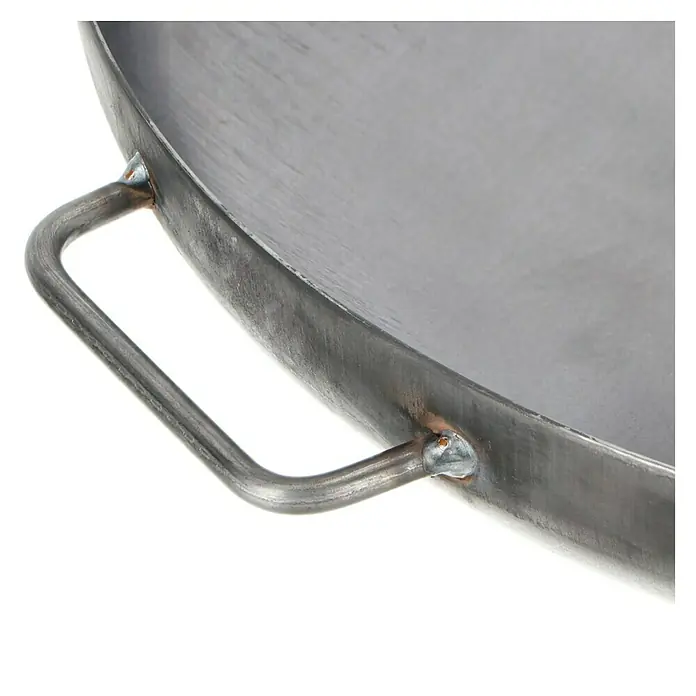 Buschbeck FeuerschaleDurchmesser: 60 cm, Eisen - Detailaufnahme einer Comal-Pfanne aus Stahl mit Griff. Ideal zum Kochen im Freien, robust und langlebig.