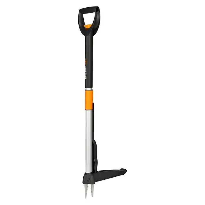 Fiskars Teleskop-Unkrautstecher SmarFit - Länge Stiel: 99 cm - 119 cm - Das Bild zeigt einen Fiskars Unkrautstecher mit D-Griff, ideal für die Gartenarbeit. Das Gerät hat eine schwarz-silberne Farbe und ist für Unkrautentfernung.