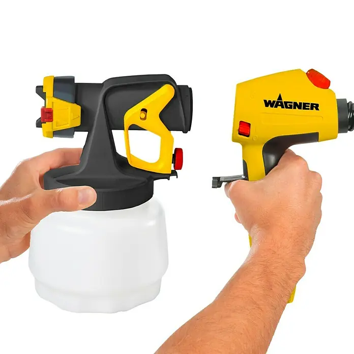 Wagner Sprühaufsatz Wall EXTRA 1300 I-Spray - Passend für: Wagner Farbsprühsystem Universal Sprayer & Wall Sprayer, Geeignet für: Wandfarben - Die Wagner Farbspritzpistole in Gelb und Schwarz wird von zwei Händen gehalten und ist ein unverzichtbares Werkzeug für Lackierarbeiten.
