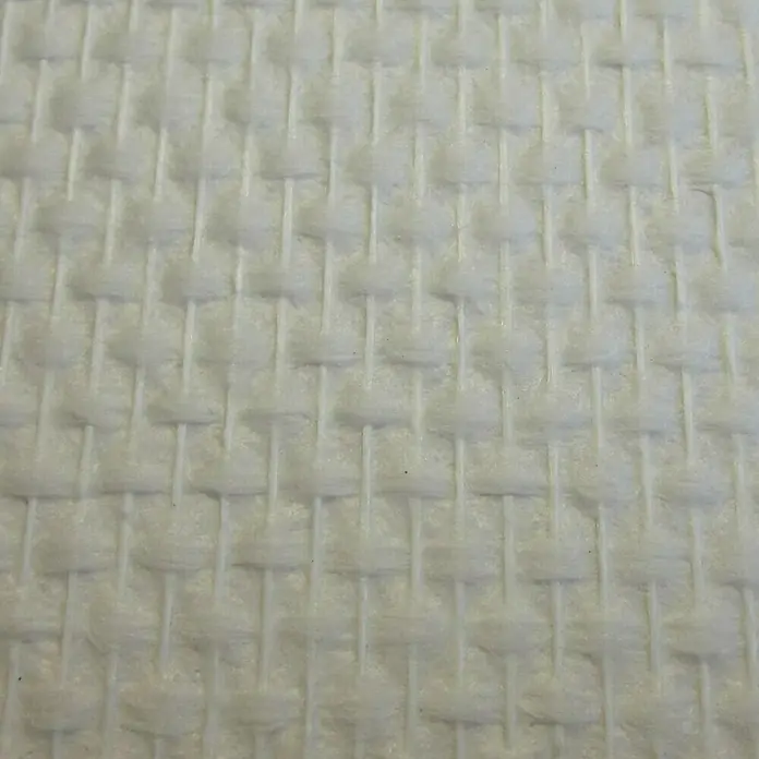 Atlantis Glasfasertapete Glasgewebe - Weiß, 50 x 1 m, Fein - Nahaufnahme eines strukturierten, weißen Stoffes mit einem reliefartigen Webmuster, das ein optisch ansprechendes Textildesign zeigt.